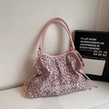 Detailansicht der rosa Segeltuchtasche mit Leopardenmuster, Stickerei und Kordelzug - Leopard Rosa