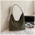 Sac hobo en daim vert olive foncé avec breloque trèfle et pompon, décor de bureau à domicile - Vert avec Pendentif