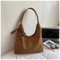 Sac fourre-tout vintage en similicuir marron avec surpiqûres blanches et pendentif trèfle - Marron avec pendentif