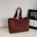 Bolso tote acolchado en color burdeos oscuro con bordado y correas de hombro - Burdeos