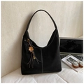 Sac hobo mat noir chic avec surpiqûres blanches et breloque à pompons - Noir avec pendentif