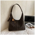 Sac hobo classique en daim marron foncé avec surpiqûres et breloques de sac - Café avec Pendentif