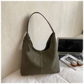 Sac fourre-tout vert olive avec couture verticale dans un décor de bureau urbain chic - Vert Sans Pendentif