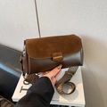 Bruine crossbodytas van imitatieleer met suède flap en vintage brede schouderriem - Suède Koffie