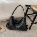 Sac fourre-tout noir minimaliste en similicuir avec bandoulière réglable et fermeture éclair - Noir sans Pendentif