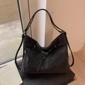 Sac fourre-tout noir vintage en cuir polyvalent dans un décor minimaliste chic - Noir sans Pendentif