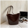 Borsa a secchiello grande in pelle cerata marrone scuro con tracolla regolabile - Marrone