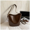 Borsa a secchiello in vernice lucida marrone scuro con ampia tracolla dal design retrò - Marrone