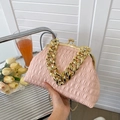 Rosafarbene geraffte Tasche mit goldener Gliederkette und Vintage-Klippverschluss - Rosa