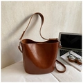 Borsa a secchiello vintage marrone in pelle PU lucida con ampia tracolla da donna - Marrone Rosso