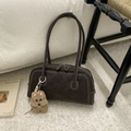 Détail du sac bowling marron foncé avec surpiqûres blanches et pendentif peluche chien - Marron