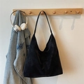 Bolso tote hobo grande de ante negro mate de moda para un estilo informal diario - Negro