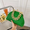 Grüne plissierte Muschel-Cloud-Tasche mit klobiger Goldkette und Retro-Metallverschluss - Grün