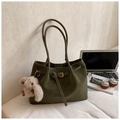 Dunkelgrüne Wildleder-Tote-Bag mit Ledergürtel-Detail und Plüsch-Hasen-Anhänger - Grün mit Anhänger