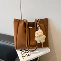 Large capacity dark brown tote bag in matte synthetic leather with a cute bear charm - With Charm / Brown