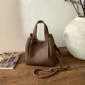 Borsa a secchiello vintage in pelle martellata marrone con manico e tracolla - Caffè (Senza Pendente)