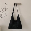 Vista dettagliata della borsa hobo nera opaca con design minimalista e cuciture verticali - Nero