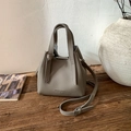 Borsa a secchiello grigia in pelle martellata con manici e tracolla lunga regolabile - Grigio (Senza Ciondolo)