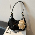 Schwarze Patchwork-Halbmond-Achseltasche mit Goldschnalle und Plüsch-Hundeanhänger - Schwarz mit Anhänger