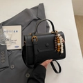 Borsa a tracolla quadrata nera classica con perline di legno e tracolla rimovibile regolabile - Nero