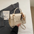 Borsa a tracolla retrò in pelle bianco crema con ciondolo in legno a perline - Bianco Sporco