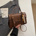 Borsa a tracolla vintage marrone scuro con ciondolo in legno e tracolla regolabile - Marrone
