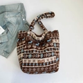 Sac cabas en peluche marron et beige avec motifs floraux bleus et étiquette cuir - Marron