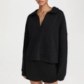 Détail de la maille douce sur l'ensemble haut à col V et short de couleur gris foncé - S / Haut Noir