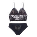 Detail von schwarzem Bralette-Set mit Blumenstickerei und passendem Spitzenslip - S / Schwarz Rückenfrei