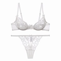 Dessous-Set aus weißer floraler Spitze mit Bügel-BH und passendem T-String-Tanga - S / Weiß