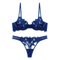 Vista detallada del conjunto de lencería de encaje azul oscuro con bordados florales - S / Azul