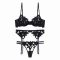 Vue détaillée de la broderie florale sur l'ensemble soutien-gorge et jarretelles - S / Noir