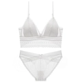Détail du haut bralette en dentelle blanche et culotte assortie aux textures florales - S / Blanc