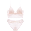 Détail d'un ensemble de lingerie en dentelle rose avec soutien-gorge triangle - S / Rose
