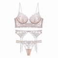 Set lingerie tre pezzi rosa nudo con ricamo floreale bianco e mesh sottile e raffinata - S / Beige