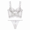 Dettaglio di un set lingerie bianco in pizzo francese con mesh floreale e volant - S / Set con Zirconia Bianca