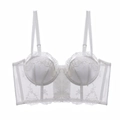 Détail d'un bustier en dentelle brodée blanche avec maille florale et armature souple - Blanc