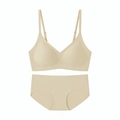 Detailansicht des nahtlosen beigen Lingerie-Sets mit bügellosem BH und passendem Slip - S / Aprikose Haut
