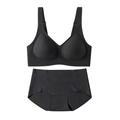 Detail des schwarzen nahtlosen Lingerie-Sets mit bügelfreiem BH und lasergeschnittenem Slip - S / Schwarz