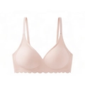 Makro-Detail des nahtlosen nudefarbenen BHs mit Wellenkante und weichem, bügellosem Halt - S / Beige