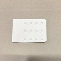 Detailaufnahme der weißen nahtlosen BH-Verlängerung mit 12 stabilen Metallhaken - Einheitsgröße / Hell Hautfarben (3 Reihen)