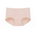 Dettaglio delle mutandine senza cuciture rosa pelle da donna con bordi ondulati e traspiranti - S/M / Beige