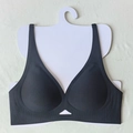 Detalle de sujetador deportivo negro sin costuras con cuello en V y abertura - XS / Negro