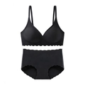 Detail eines schwarzen nahtlosen Lingerie-Sets mit Wellenrand und weicher Stütze - S / Schwarz