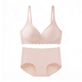 Detail eines rosa nahtlosen BH- und Slip-Sets mit eleganten lasergeschnittenen Wellenkanten - S / Beige