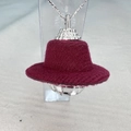 Dettaglio di un mini cappello rosso in feltro con sfera disco in cristallo sfaccettato - Palla 2cm Rosso Vino