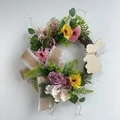 Paaskrans met kunstmatige rozen, bladeren, jutestrik en houten konijn 30cm - Kleine Konijnenkrans