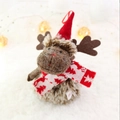 Simpatico ciondolo in peluche di renna con cappello rosso e sciarpa a maglia decor - Cervo