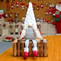 Detail van een kerstgnome met grijze pluche muts, lange vlechten en gebreide stoftexturen - Girls / Grijs