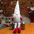 Detail van een kerstkabouter met lange rode laarzen en een hoge witte bontmuts op een doos - Boys / Grijs